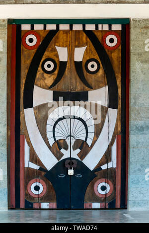 Naga tradizionale arte della porta, villaggio Khonoma, Nagaland, India. Foto Stock