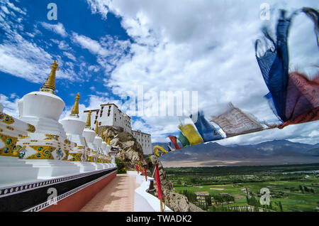 Bandiere di preghiera e Chorten stupa o al monastero di Thiksey, Ladakh, India. Foto Stock