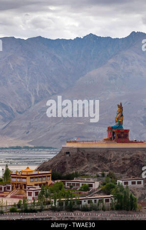 Colpo lungo di Maitreya Buddha a Diskit Monastero, Valle di Nubra, Ladakh, Jammu e Kashmir in India. Foto Stock