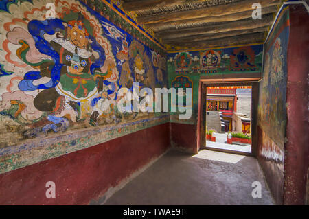 Dipinti sulla parete di Thiksey Monastero Thiksey o passaggio di Gompa, Ladakh, India. Foto Stock