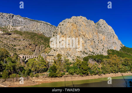 El Chorro gorge lungo il famoso Caminito del Rey percorso in Andalusia, Spagna Foto Stock