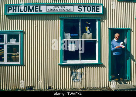 Isole Falkland 1985. Scena di strada nelle Falkland città principale di Port Stanley con il compianto Des Peck al di fuori della sua Philomel scopo generale store Foto Stock