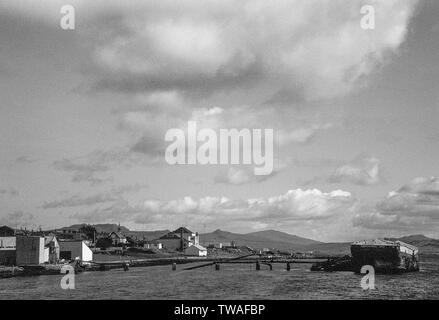 Isole Falkland 1985. Scena di strada in monocromia delle Malvine città principale di Port Stanley guardando verso il Monte Kent e Tumbledown Foto Stock