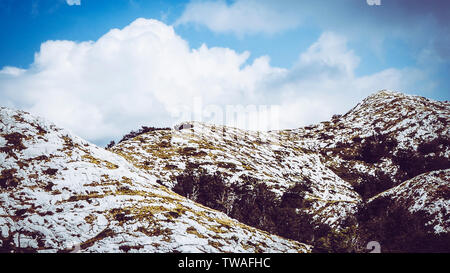 Cielo nuvoloso su un picco entro la montagna Biokovo in Makarska, Croazia Foto Stock