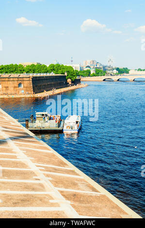 San Pietroburgo, Russia - 6 giugno 2019. La zona di acqua del fiume Neva e sovrano bastione della Fortezza di Pietro e Paolo. Trinità ponte sul backgro Foto Stock