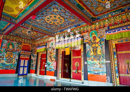 Passaggio colorate al monastero di Rumtek, Sikkim, India. Foto Stock