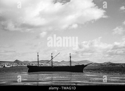 Isole Falkland 1985. Abbandonato per tre masted nave relitto in monocromia con formazione di ruggine scafo in ferro a Port Stanley Harbour. Foto Stock