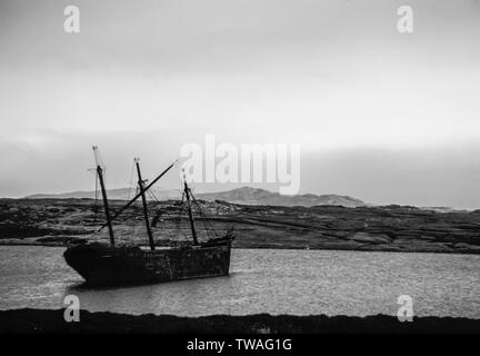 Isole Falkland 1985. Abbandonato per tre masted nave relitto in monocromia con formazione di ruggine scafo in ferro a Port Stanley Harbour. Foto Stock