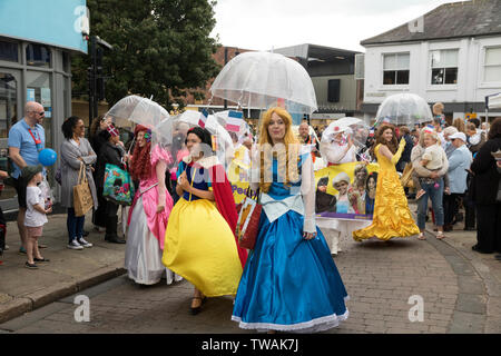 Signori vestiti in costumi da spettacoli musicali Foto Stock