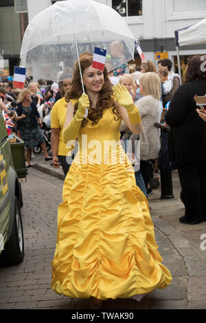 Signori vestiti in costumi da spettacoli musicali Foto Stock