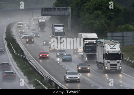 Sera Rush Hour pendolari guidare attraverso le piogge torrenziali e spruzzare sulla M40 Autostrada vicino Chesterton, Warwickshire, Regno Unito. Giugno 18, 2019. Foto Stock