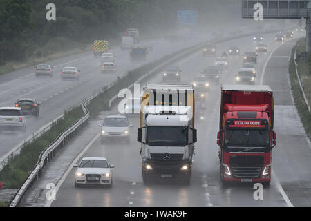 Sera Rush Hour pendolari guidare attraverso le piogge torrenziali e spruzzare sulla M40 Autostrada vicino Chesterton, Warwickshire, Regno Unito. Giugno 18, 2019. Foto Stock