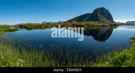 Riflessione Hoven vicino Hov, Isole Lofoten in Norvegia. Foto Stock