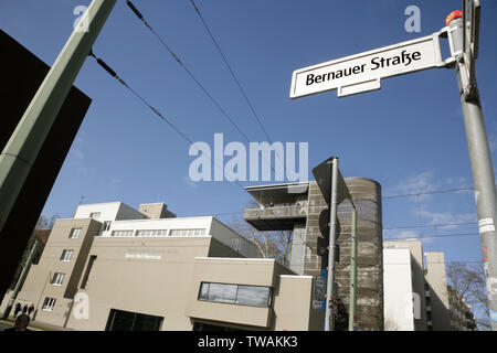 Memoriale del Muro di Berlino, Edificio Bernauer Strasse, Berlino, Germania. Foto Stock