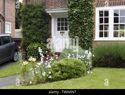 Semi-detached periodo la casa e il giardino in un sobborgo di Londra Foto Stock