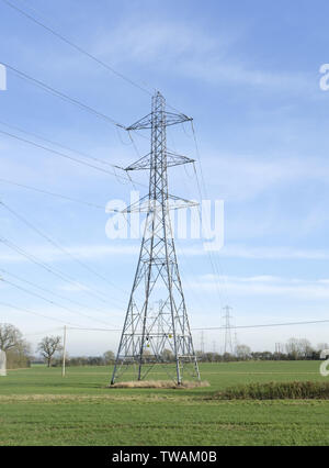 National Grid elettricità tralicci e linee di alimentazione aeree attraversa una campagna in zone rurali Buckinghamshire, Inghilterra, Regno Unito Foto Stock