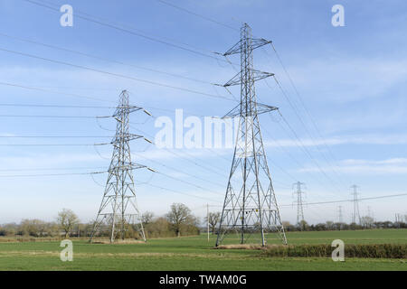 National Grid elettricità tralicci e linee di alimentazione aeree attraversa una campagna in zone rurali Buckinghamshire, Inghilterra, Regno Unito Foto Stock