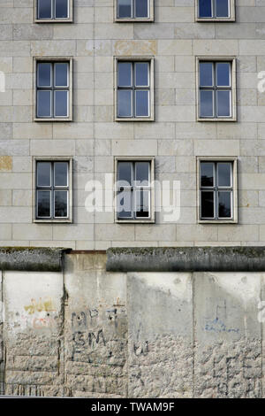 Il Detlev-Rohwedder-Haus edificio (precedentemente il RLM / Aria nazista Ministero edificio in WW2) dietro il muro di Berlino, Berlino, Germania. Foto Stock