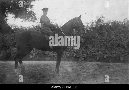 WW1 ufficiale di cavalleria montata sul suo destriero. Fotografia probabilmente preso per la loro famiglia record. Foto Stock