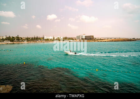 Bella Baia con le barche a vela, isola di Menorca, Spagna Foto Stock