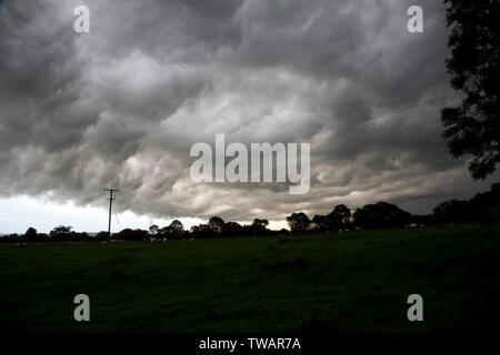 Oscura pioggia nuvole di tempesta Miguel incombente sull Meon collina vicino a Mickleton, Chipping Campden, Regno Unito Foto Stock