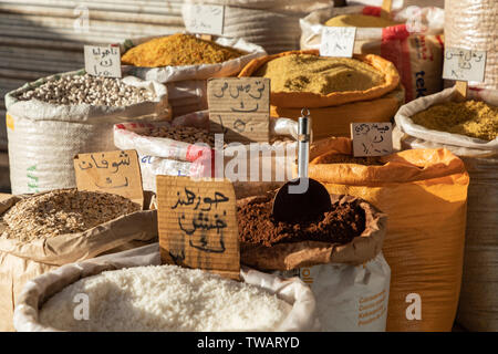 Spezie, frutta e dolci shop sul mercato nel centro di Amman, Giordania. Scelta di spezie arabo sul Medio Oriente bazaar, Giordania Foto Stock