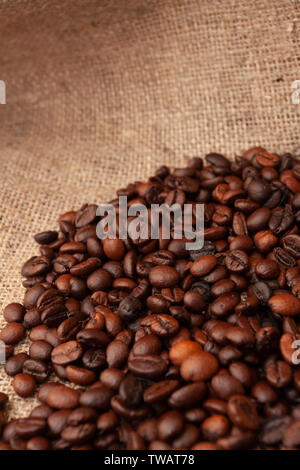 I chicchi di caffè sul vecchio sfondo di tela Foto Stock