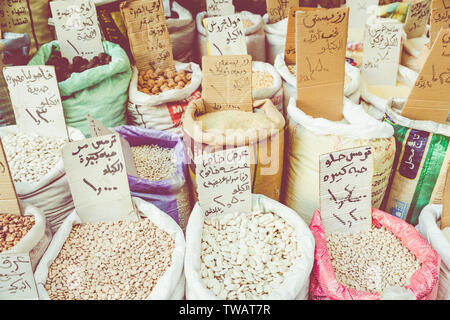 Spezie, frutta e dolci shop sul mercato nel centro di Amman, Giordania. Scelta di spezie arabo sul Medio Oriente bazaar, Giordania Foto Stock