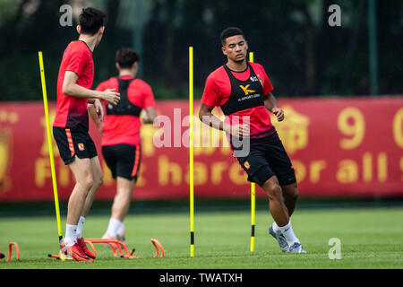 English football player Tyias Browning di Guangzhou Evergrande Taobao F.C. prende parte a una sessione di formazione prima dell'ottavo di finale di partita contro la Cina Shandong Luneng Taishan F.C. durante il 2019 AFC Champions League nella città di Guangzhou, Cina del sud della provincia di Guangdong, 17 giugno 2019. Foto Stock