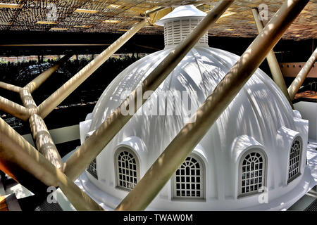 Singapore - 15 Maggio 2019: Interno del sud est asiatico di Galleria Galleria Nazionale di Singapore con forti elementi di design e la luce del sole Foto Stock