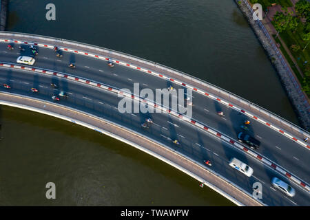 A Saigon, a Ho Chi Minh City, Khanh Hoi Bridge, Vietnam la mattina presto il traffico. Questo ponte collega il Distretto 1, il quartiere finanziario con le porte Foto Stock