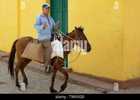 Un uomo cubano a cavallo di darmi il pollice fino a Trinidad, Cuba. Foto Stock