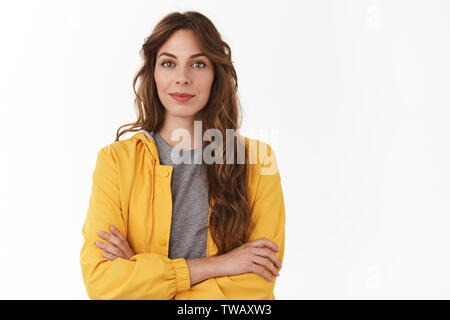 Determinato il successo professionale bella giovane imprenditore femmina Elegante giacca gialla i bracci incrociati petto sicuri di sé smirking felici Foto Stock