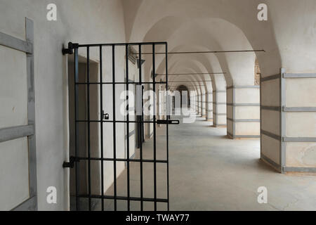 Chiostro arcuata della ex di acri o Akko il carcere e la corrente i prigionieri della metropolitana Museo che è stato costruito durante il periodo ottomano sulle rovine di un 12esimo secolo la fortezza dei crociati nella città vecchia di acri nel nord di Israele. Nel tempo del mandato britannico molti arabi erano stati imprigionati in questa prigione come criminali o per la partecipazione al 1936-1939 Rivolta Araba in Palestina. Esso conteneva anche prigionieri ebrei, membri di organizzazioni sotterranee a causa della loro lotta contro la norma imperativa e la loro lotta per stabilire una sede nazionale nella terra di Israele. Foto Stock