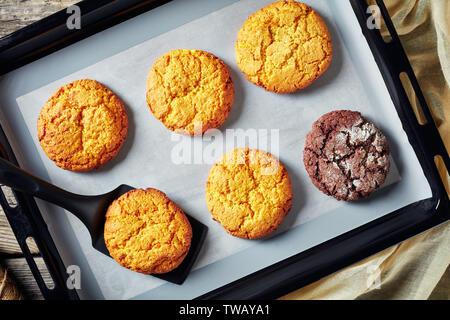 Close-up di Crinkle cookies. Incrinati biscotti di limone. Biscotti al cioccolato, limone crinkle cookies su una teglia da forno, flatlay Foto Stock