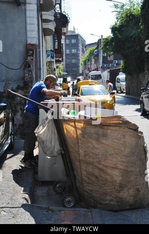 Il riciclaggio di rifiuti di Istanbul. Foto Stock