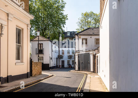 Case a schiera in un vicolo in Notting Hill è un quartiere di West London nel quartiere di Kensington e Chelsea, England, Regno Unito Foto Stock