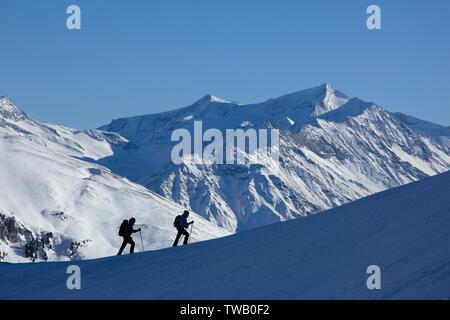 Austria, Tirolo, Alpi Kitzbuehel, escursione con racchette da neve al Drist Head (picco). Foto Stock