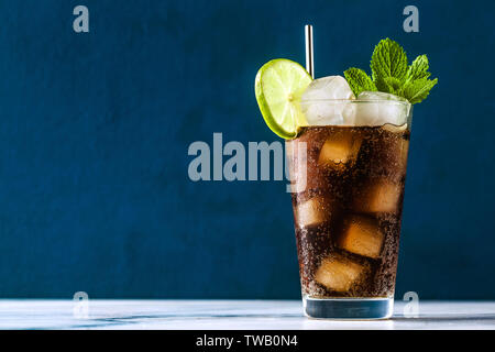 Coca Coke cocktail in un bicchiere alto cuba libre. dissetante bevanda estiva Foto Stock