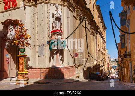 Decorate Street nella città vecchia di La Valletta, Malta Foto Stock