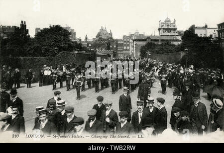 Cambiare la guardia - St. James's Palace, Londra Foto Stock