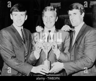 Inghilterra vincitori di Coppe del Mondo, West Ham giocatori, Martin Peters, Bobby Moore e Geoff Hurst, con il Jules Rimet Trophy. Data: 1966 Foto Stock