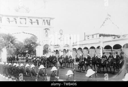 Soldati permanente per l'attenzione e a cavallo in processione in occasione dell'Incoronazione cerimonia Durbar di Delhi, India, dicembre 1911. Data: 1911 Foto Stock