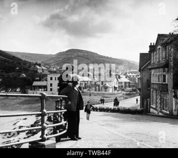 Scena di strada nella Combe Martin, nelle vicinanze del Ilfracombe, North Devon. Data: circa 1940s Foto Stock