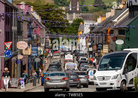 Strada trafficata e traffico automobilistico su Henry Street a Kenmare, County Kerry, Irlanda. Foto Stock