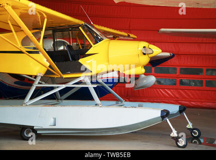 Vista ravvicinata di floatplanes (idrovolanti) in piedi in hangar. Foto Stock