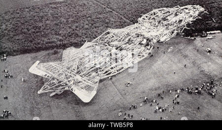 Il relitto del si è schiantato dirigibile britannico R101 vicino a Beauvais, Francia - mentre su un volo per India Data: 1930 Foto Stock