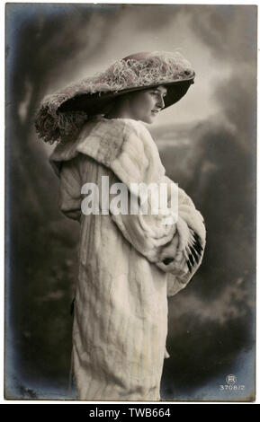 Giovane donna edoardiana con cappello grande e visone Foto Stock