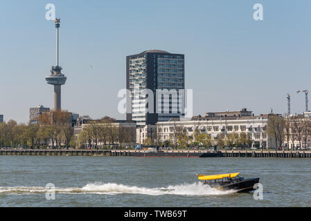 Rotterdam, Paesi Bassi - 18 Aprile 2019 : Acqua taxi velocizzando al di sopra del nuovo fiume Mosa con edifici della città in background Foto Stock