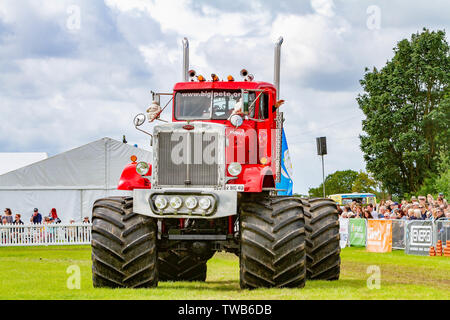 18 & 19 giugno 2019 - Royal Contea di Cheshire Show - Big Pete e Grim Reaper Monster Trucks Foto Stock
